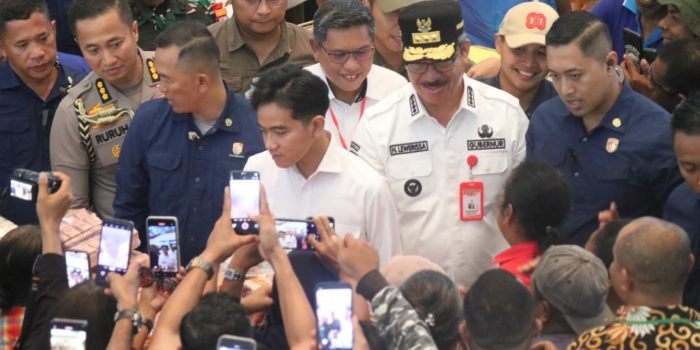 Wapres Gibran dan Gubernur Hendrik Disambut Meriah di Pasar Mardika, Sapa Pedagang dan Tinjau Harga Bahan Pokok