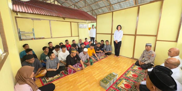 Polda Maluku Terima Mushaf Al-Qur’an dari Kemenag Ambon, Perkuat Pembinaan Rohani Tahanan