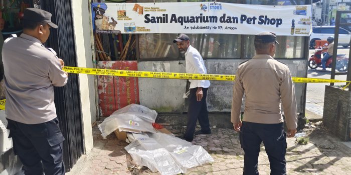 Mayat laki-laki Tanpa Identitas Di Temukan Depan Toko Sanil Aquarium dan Pet Shop, Jalan Telukabessy,