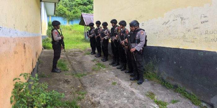 Polri Dukung Dunia Pendidikan Aman dan Damai, Kawal Pelaksanaan Pra-Test SMA Negeri 11 Maluku Tengah di Pulau Haruku
