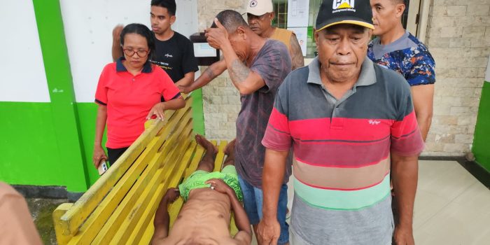 Personel Polairud dan Warga Waisarissa Evakuasi Korban Tenggelam-