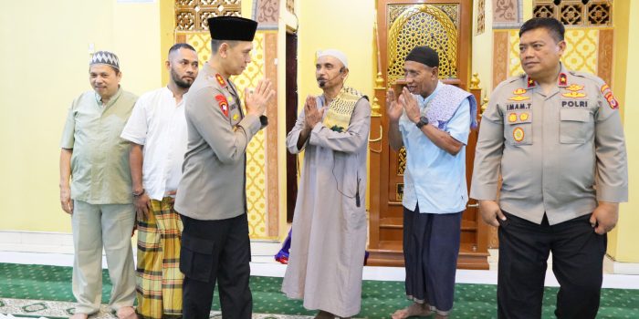 Sholat Subuh di Masjid Nurul Mujahidin Kapolda Maluku Ajak Warga Perkuat Toleransi dan Keamanan