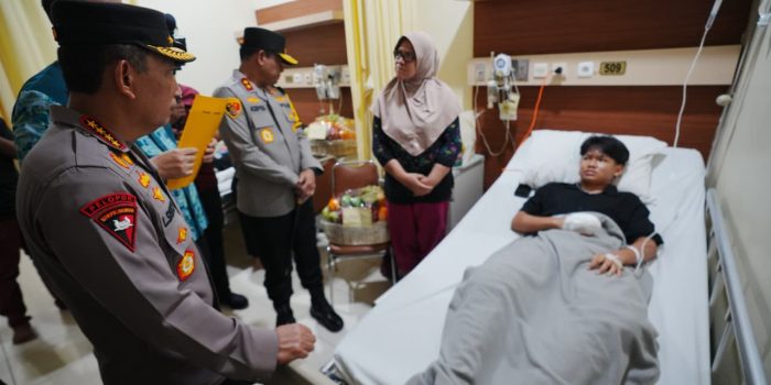 Kapolri Listyo Sigit Kunjungi Korban Ledakan SMAN 72 di RSI Cempaka Putih*