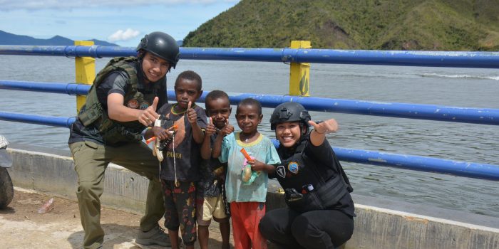 Sentuhan Humanis Personel Satgas Ops Damai Cartenz Bersama Masyarakat dan Anak-Anak di Paniai