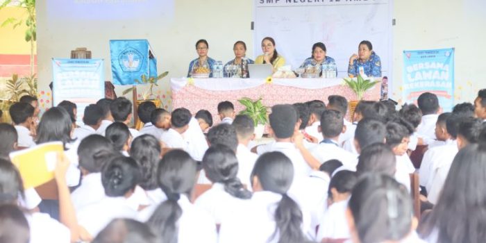 Ketua TP PKK Kota Ambon  Menginspirasi Siswa-Siswi SMP Negeri 12 Ambon Menciptakan Suasana Belajar Aman. 