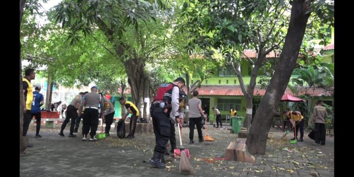 Pasca Olah TKP, Polres Metro Jakarta Utara Bersihkan Masjid SMAN 72 Kelapa Gading untuk Pulihkan Kondisi dan Hilangkan Traumatis Warga Sekolah
