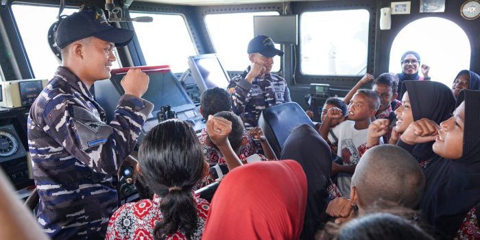 TANAMKAN SEMANGAT BAHARI, KODAERAL IX KENALKAN KAPAL PERANG REPUBLIK INDONESIA (KRI) KERAPU – 812 KE MASYARAKAT