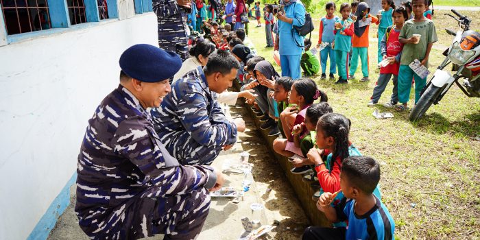 KODAERAL IX AMBON BERIKAN EDUKASI KOMPREHENSIF DAN KIT PERAWATAN GIGI GRATIS KEPADA SISWA DESA OPIN KEC. SERAM UTARA KABUPATEN MALUKU TENGAH