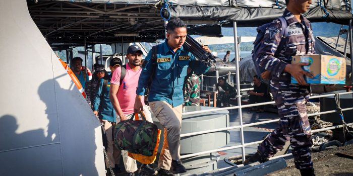 SONGSONG HARI ARMADA RI KODAERAL IX SUKSES GELAR BAKTI KESEHATAN DAN KOMSOS UNTUK MASYARAKAT SERAM UTARA-MALUKU TENGAH, GUNAKAN KAPAL PERANG KRI KERAPU-812