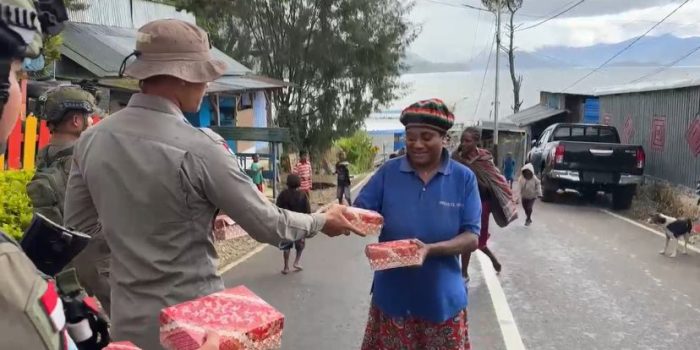 Rayakan HUT Brimob ke-80, Satgas Tindak Sektor Paniai Gelar Bakti Sosial Berbagi Paket Makanan untuk Warga Paniai
