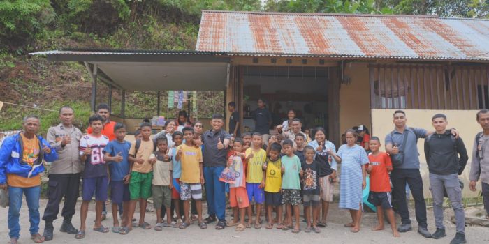 Gowes ke Desa Honitetu, Kapolres SBB Salurkan 70 Paket Bingkisan dan Imbau Jaga Kamtibmas
