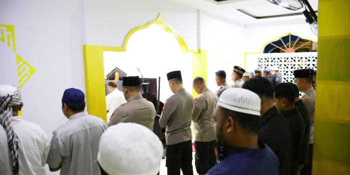 Kapolda Maluku Sholat Subuh Bersama Masyarakat di Masjid Al-Huda Rumah Tiga, Tekankan Hidup Toleransi dan Kebersamaan Menjaga Kamtibmas