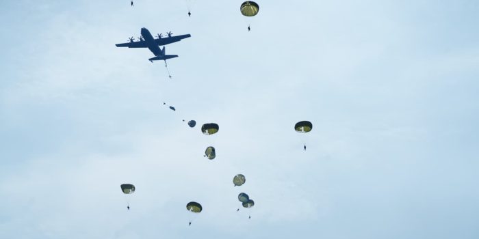 Bersama Tuhan Menyerbu Dari Langit: Ratusan Prajurit TNI Terjun di Morowali