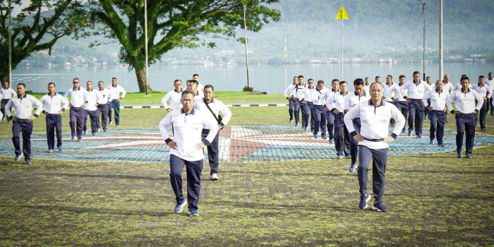 LAKSAMANA MADYA ACHMAD WIBISONO LAKSANAKAN OLAHRAGA BERSAMA DAN MENEMBAK DENGAN PRAJURIT KODAERAL IX