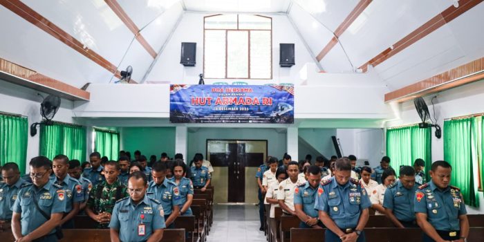 DANKODAERAL IX TINJAU MAKAN BERGIZI GRATIS SISWA/SISWI YAYASAN HANG TUAH CABANG AMBON DAN GELAR DOA BERSAMA, JELANG HARI ARMADA RI