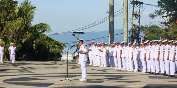 DANKODAERAL IX PIMPIN UPACARA ZIARAH DAN TABUR BUNGA DALAM RANGKA HUT ARMADA RI TAHUN 2025