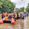 Brimob Polda Aceh Bantu Evakuasi Masyarakat dari Lokasi Banjir