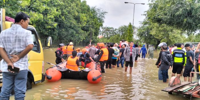 Brimob Polda Aceh Bantu Evakuasi Masyarakat dari Lokasi Banjir