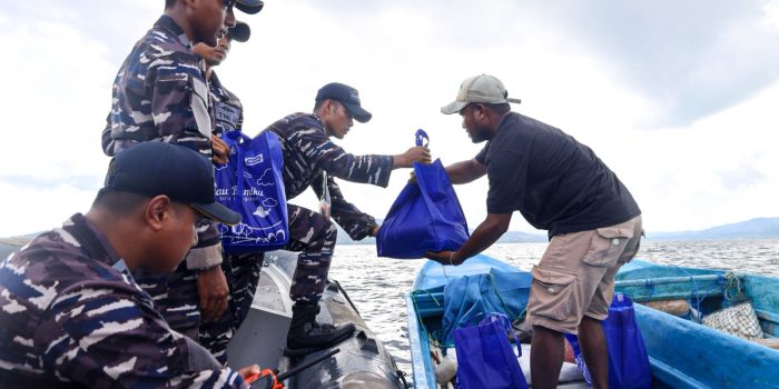 KODAERAL IX BAGIKAN RATUSAN PAKET SEMBAKO UNTUK NELAYAN DI TENGAH LAUT