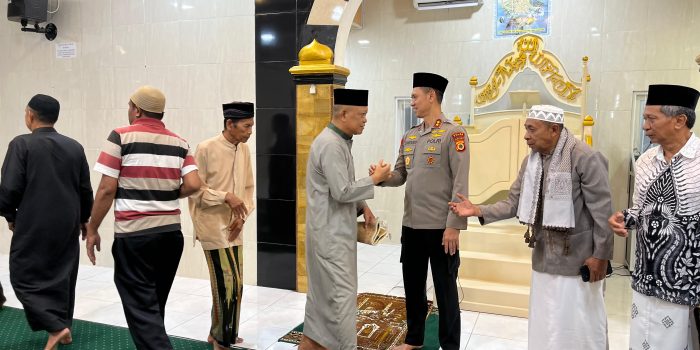 Kapolda Maluku Sholat Subuh Berjamaah di Masjid Al-Burhan Air Kuning, Ajak Jamaah Jaga Kamtibmas