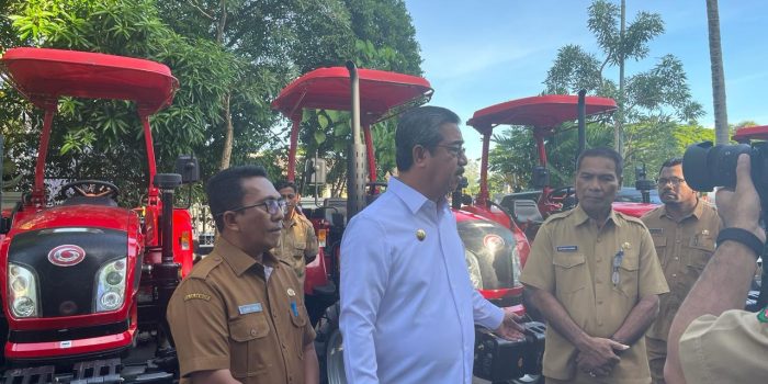 PENYERAHAN BANTUAN ALSINTAN, LEWERISA TEGASKAN PEMBANGUNAN PERTANIAN TIDAK LAGI MENGANDALKAN METODE TRADISIONAL