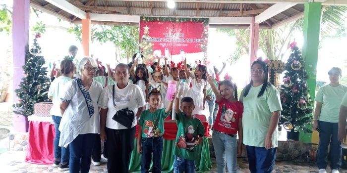 Kepsek SDN 9 Ambon, Pemberian Botol Air Minum kepada Anak-anak Guna Mengurangi Sampah.