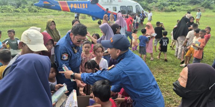 Pilot dan Kru Helikopter Salurkan Amanah Al-Qur’an untuk Anak-Anak Terdampak Banjir di Aceh Tamiang