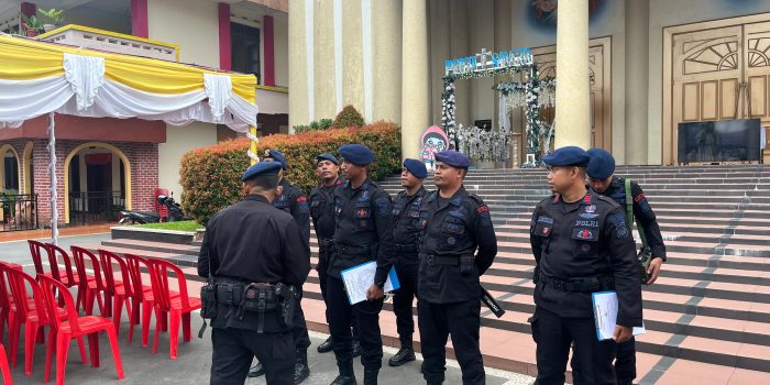 Amankan Ibadah Natal Brimob Polda Maluku Sterilisasi Sejumlah Gereja Besar di Ambon