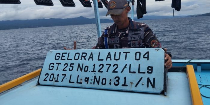 KAPAL ANGKATAN LAUT PANANA III-9-13 EVAKUASI KMN GELORA LAUT 04 SAAT ALAMI KERUSAKAN MESIN DI TENGAH LAUT