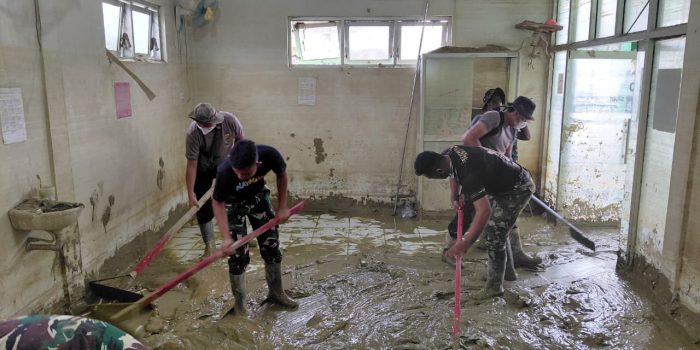 Sinergitas TNI–Polri Bersihkan Puskesmas Kuala Simpang Pasca Banjir*