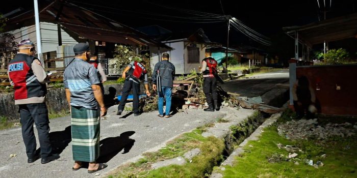 Personel Polda Maluku Buka Blokade Jalan Warga Liang