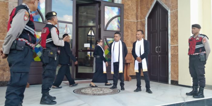 Amankan Ibadah Minggu di Sejumlah Gereja Personel Polda Maluku Sampaikan Pesan Kamtibmas