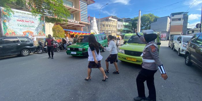 Hadirkan Rasa Aman Ibadah Tahun Baru, Satgas Operasi Lilin Salawaku 2025 Amankan Sejumlah Gereja di Ambon
