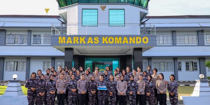 HUT KOWAL KE-63, KORPS WANITA ANGKATAN LAUT KODAERAL IX TERIMA KEJUTAN DARI POLWAN POLDA MALUKU*