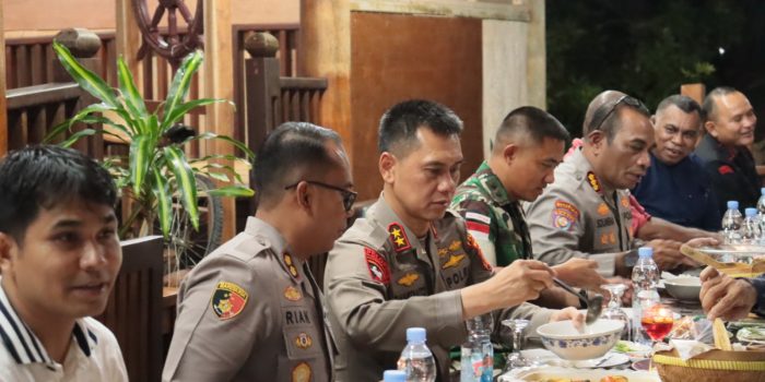 Kapolda Maluku Gelar Pertemuan dan Makan Malam Bersama Tokoh masyarakat di Maluku Tenggara, Perkuat Sinergi Kamtibmas dan Penyelesaian Konflik Secara Humanis