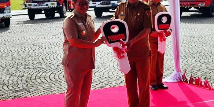 Wali Kota Ambon Terima Hibah Mobil Damkar dari Pemprov DKI Jakarta