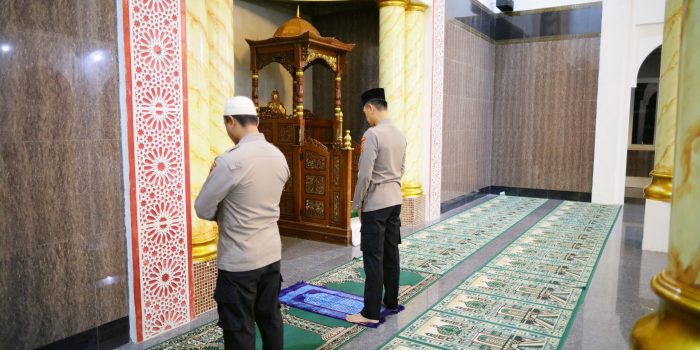 Kapolda Maluku Sholat Subuh Berjamaah di Dusun Hulung, Ajak Masyarakat Perkuat Iman dan Bersama Jaga Kamtibmas