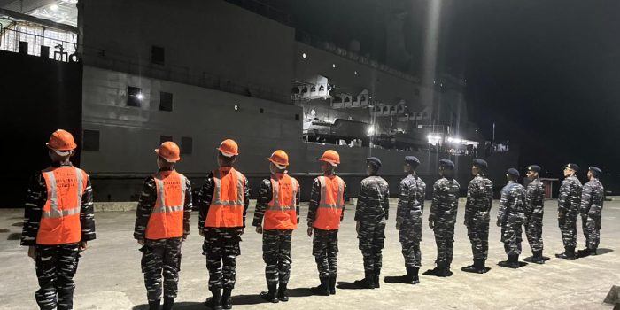 Pejabat Kodaeral IX Lepas Keberangkatan KRI Bintuni-520 Laksanakan Dukungan Angkutan Laut Satgas Pamtas Papua