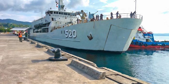 Dukung Satgas Pamtas RI-PNG, KRI Teluk Bintuni-520 Sandar Bekal Ulang di Dermaga Tawiri Kodaeral lX