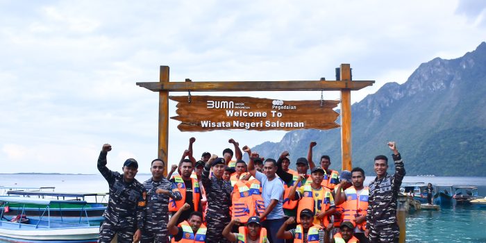Tingkatkan Standar Keamanan Laut, Kodaeral IX Beri Bantuan Life Jacket Nelayan Maluku Tengah