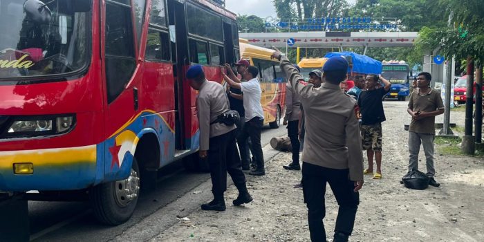 Polda Maluku Amankan Ratusan Liter Miras Tradisional Sopi di Pelabuhan Feri Hunimua Ambon