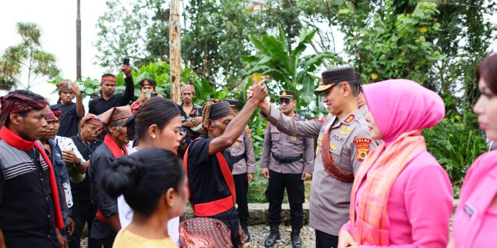 Kapolda Salurkan Bantuan Sosial kepada Masyarakat Dusun Wamsaha