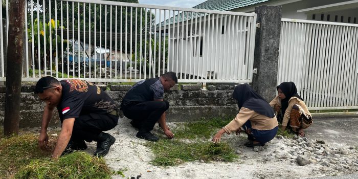 Rawat Toleransi Jelang Ramadhan, Brimob Polda Maluku Kerja Bakti Bersama Warga di Sekitar Masjid Nurul Izzah Ambon