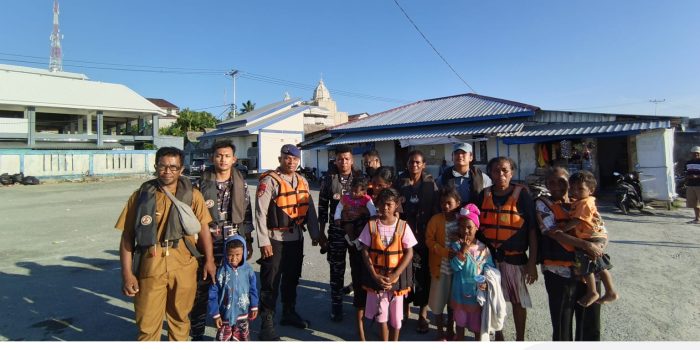Tim SAR Gabungan di Tual Berhasil Evakuasi Longboat Mati Mesin Berpenumpang 17 Orang dengan Selamat
