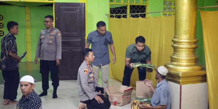 Kapolda Maluku Sholat Magrib Berjamaah di Masjid Nurul Ikhlas, Pererat Silaturahmi dan Pastikan Keamanan di Wilayah Arbes