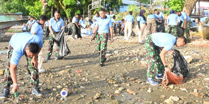 Lanud Pattimura Bersama Masyarakat Gelar Aksi Bersih Pantai Laha