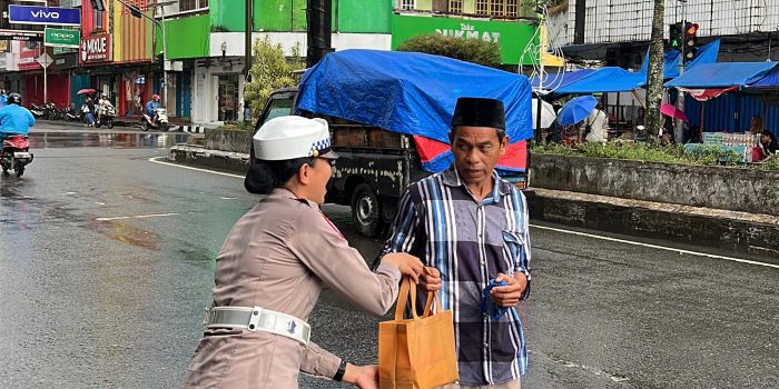 Diguyur Hujan, Polantas Polda Maluku Tetap Berbagi Takjil untuk Pengendara di Hari Ketiga Ramadhan–