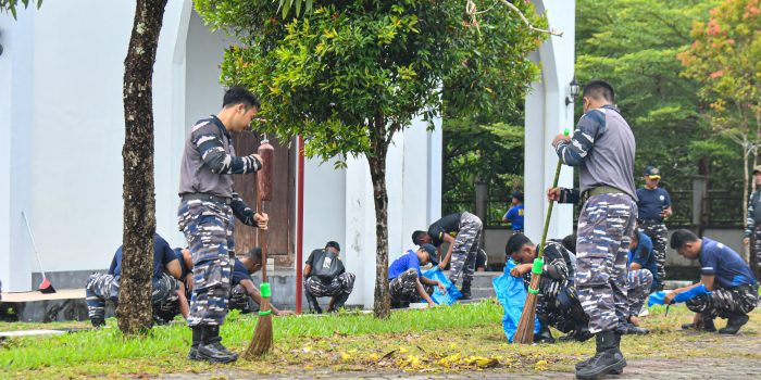Satgas Operasi Trisila-26 Gelar Karya Bakti Bersih Bersih Rumah Ibadah di Kesatrian Tawiri Kodaeral IX
