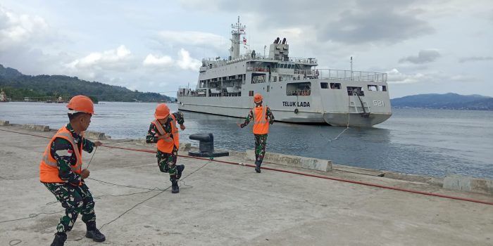 Jalankan Operasi Alur Trisena-26, KRI Teluk Lada-521 Resmi Sandar di Dermaga Kesatriaan Tawiri Kodaeral IX