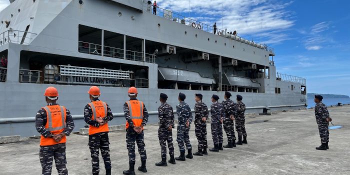 KRI Teluk Lada-521 Kembali Bertolak dari Dermaga Ksatriaan Tawiri Kodaeral IX